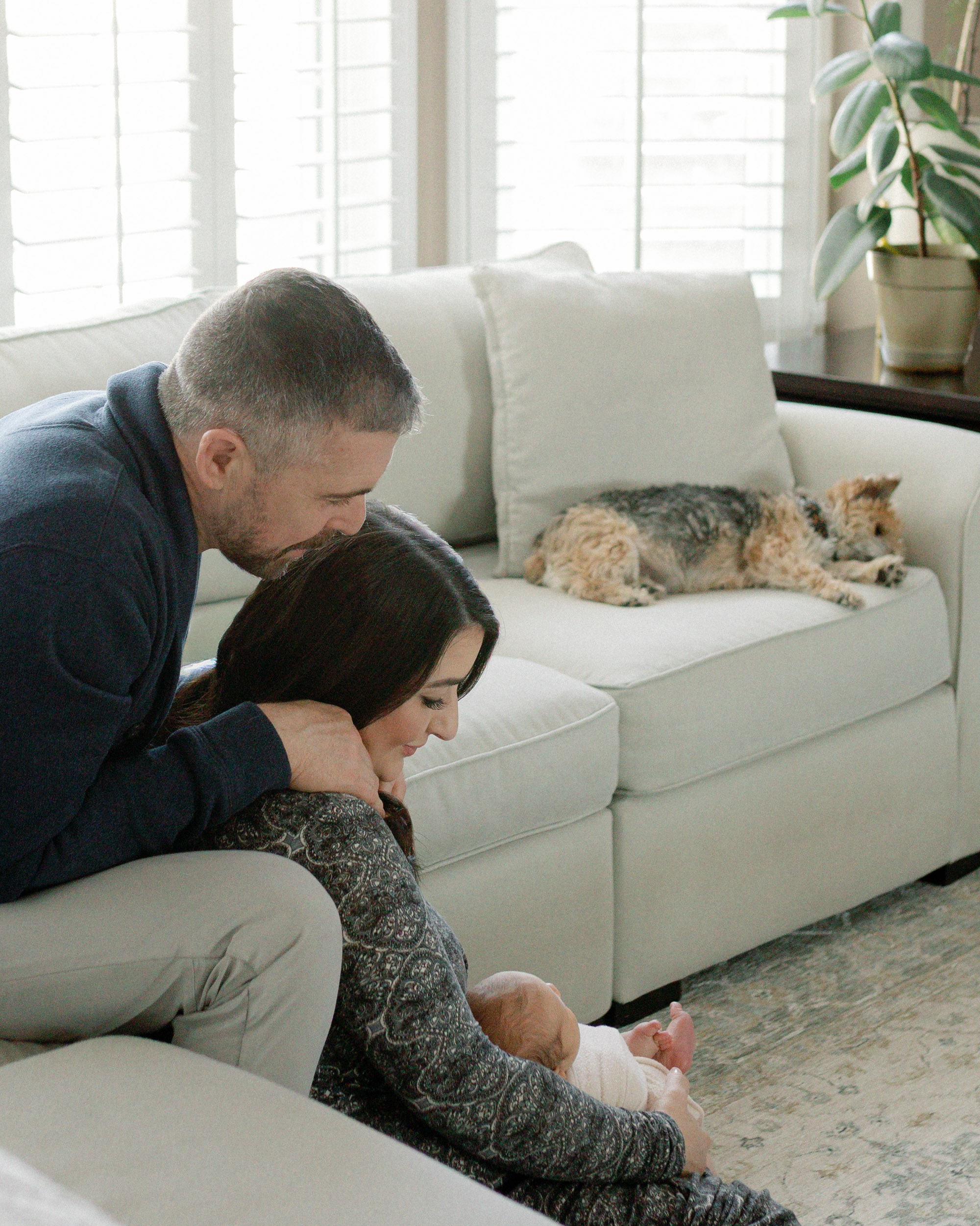 St. Louis portrait photographer capturing a natural in-home newborn family session